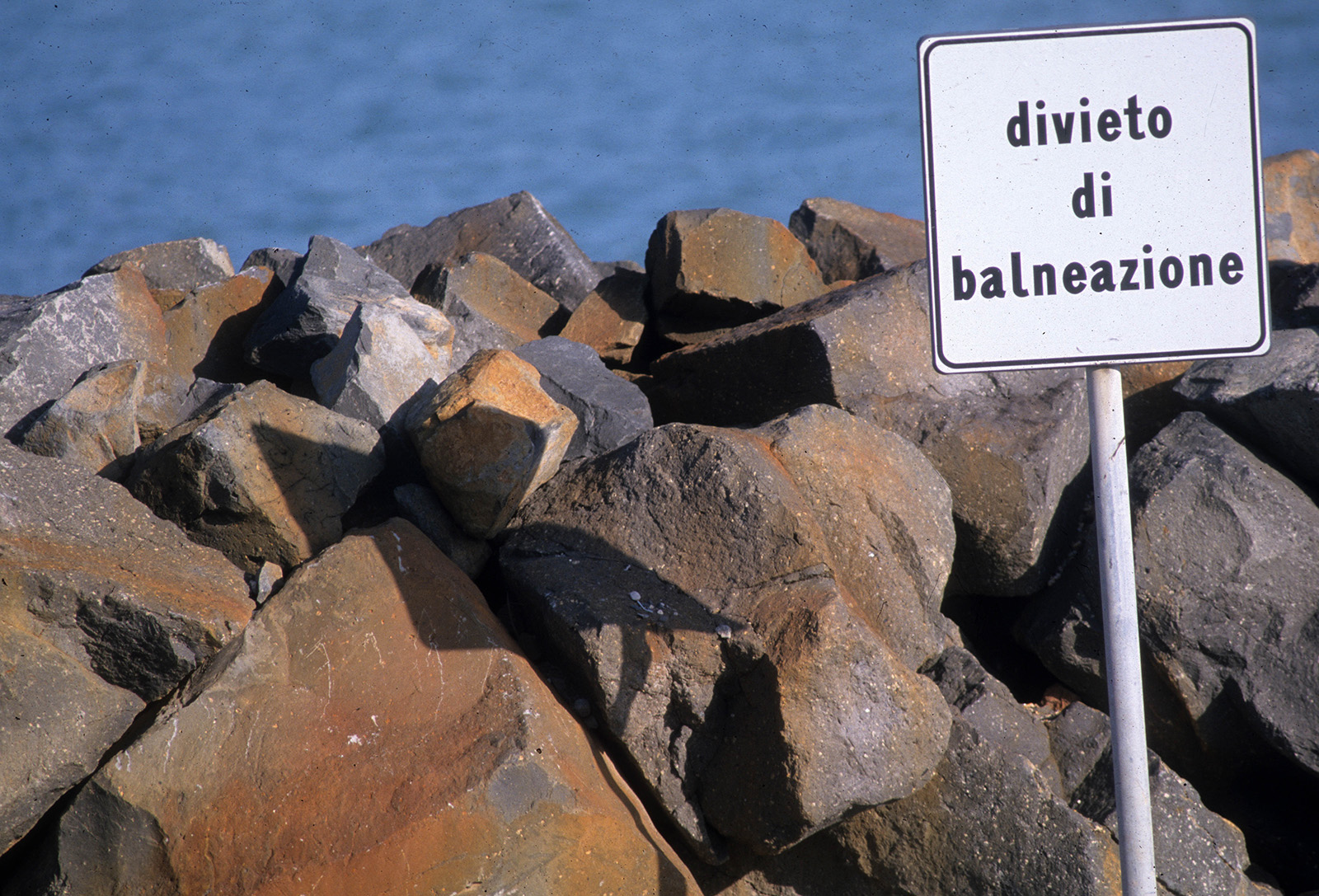 In spiaggia sventola bandiera… rossa