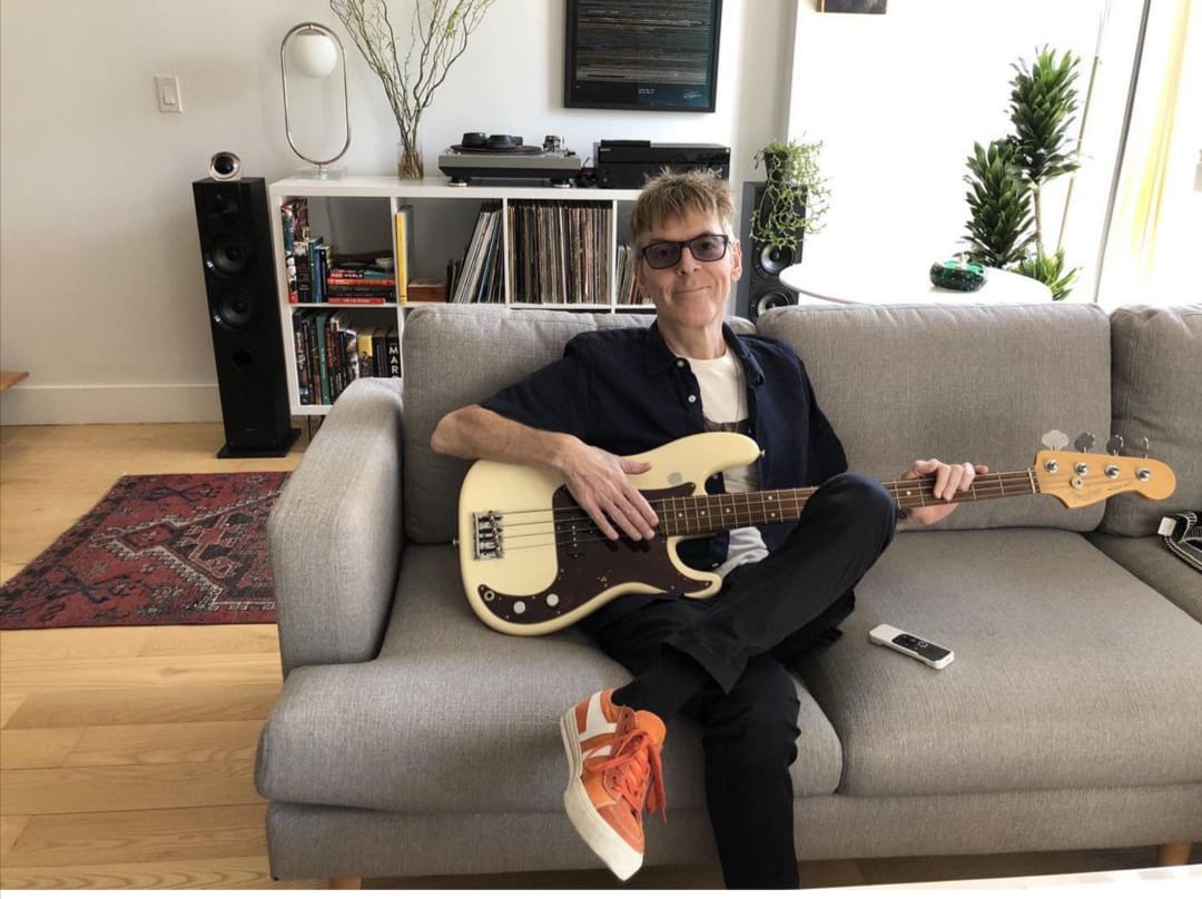 Addio a Andy Rourke l’ex bassista degli Smiths muore a 59 anni per un tumore al pancreas