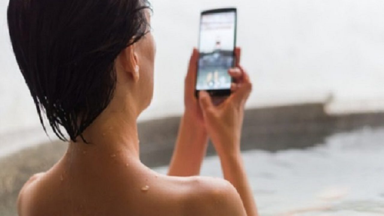 Italia: le cade il cellulare nella vasca da bagno mentre parla con l’amica, 16enne muore folgorata