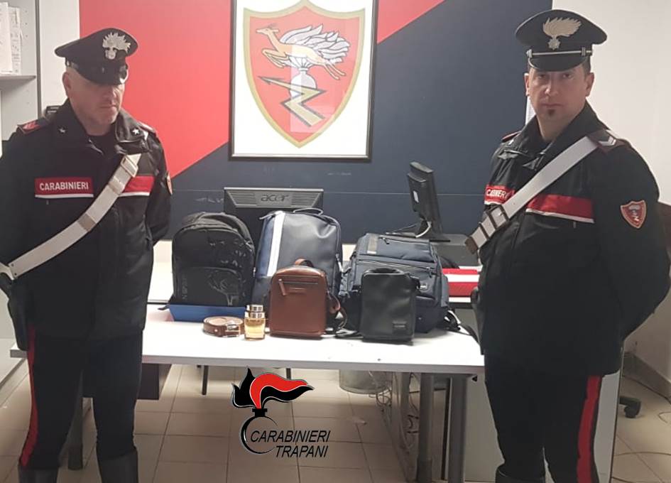 Negozio incustodito per pochi minuti, ladro porta via borse, collane e profumi: denunciato