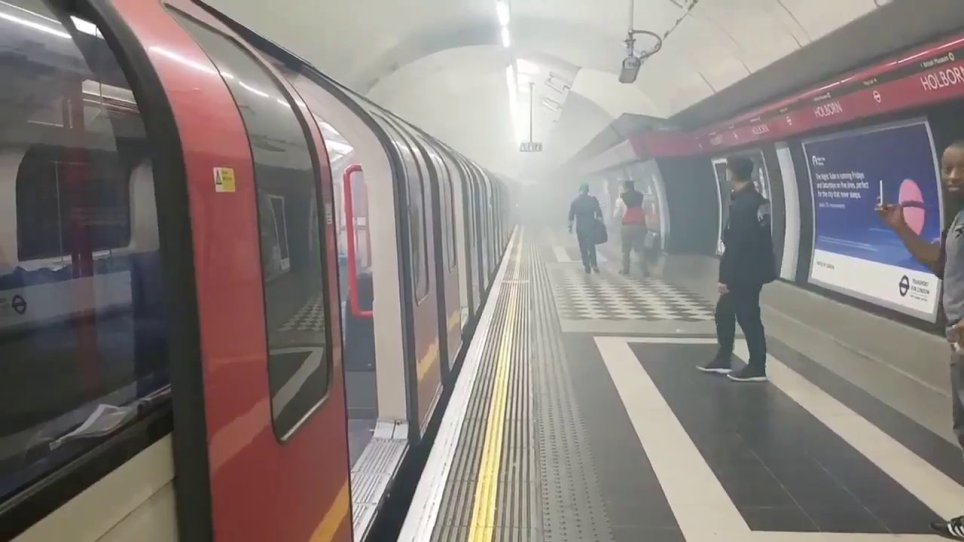 “Fumo di Londra”: ma questa volta è dentro metro e scoppia il panico VIDEO
