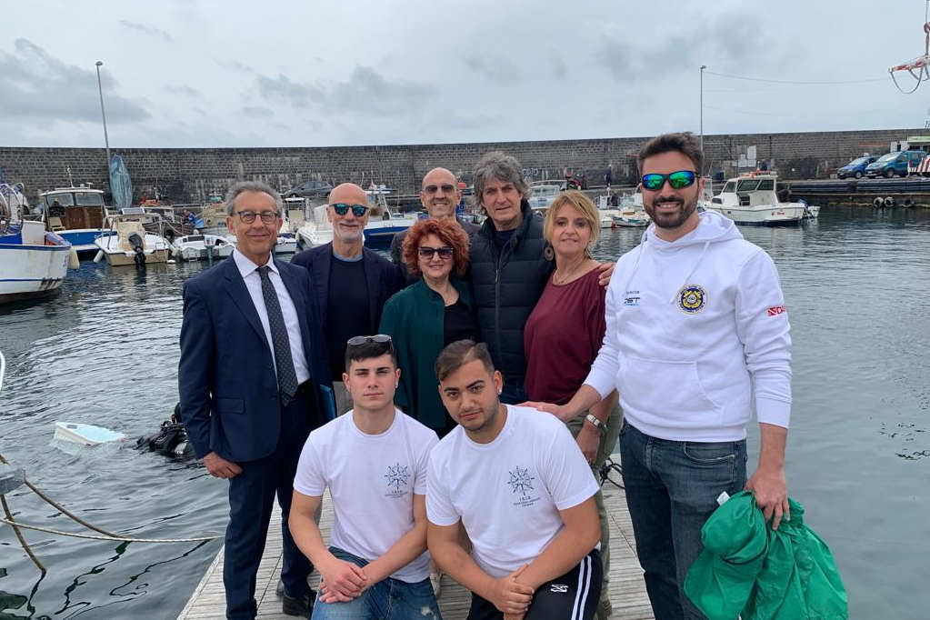 Operazione #Marepulito, l’istituto Duca degli Abruzzi ripulisce il porticciolo di Ognina – VIDEO