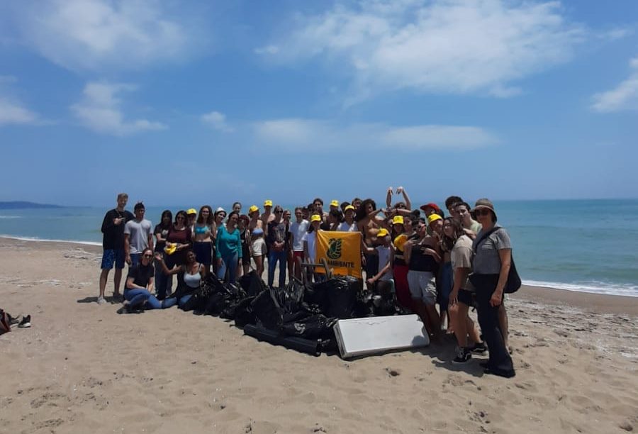 Catania, ripulita spiaggia Oasi del Simeto: in azione studenti e Legambiente