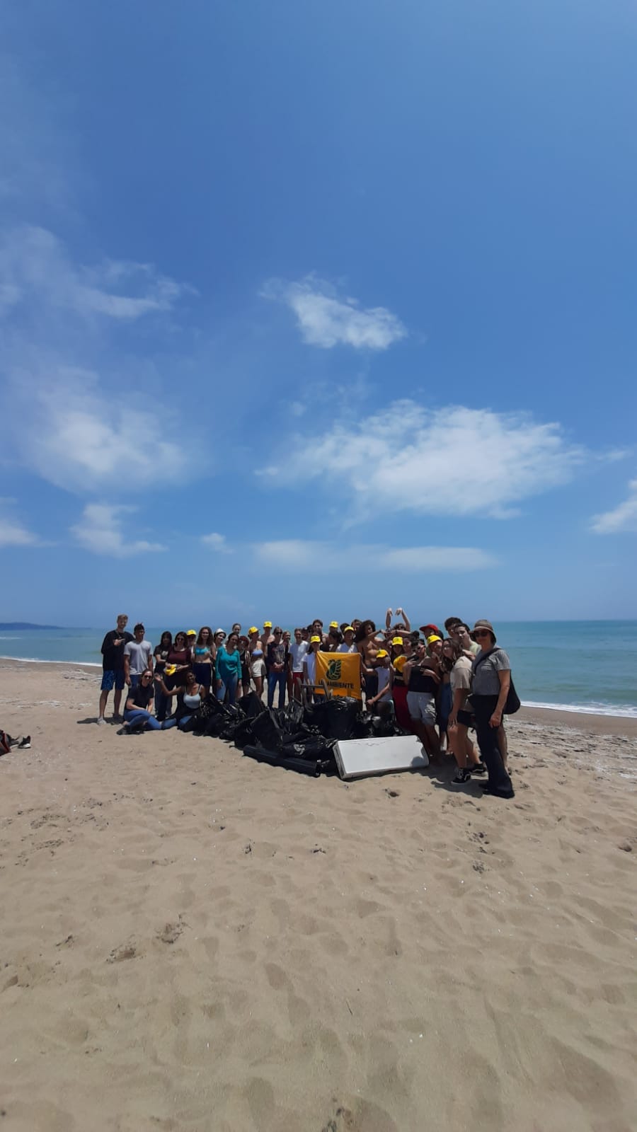 Catania, ripulita spiaggia Oasi del Simeto: in azione studenti e Legambiente
