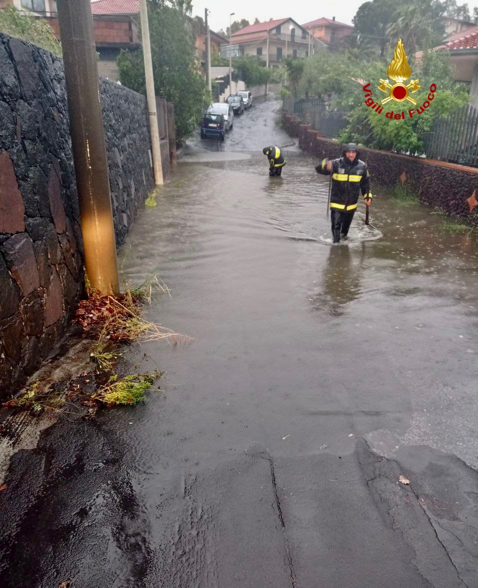 Maltempo in Sicilia con pioggia, forte vento e mareggiate: disagi in tutta l’Isola