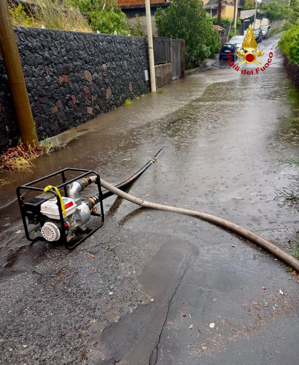 Maltempo in Sicilia con pioggia, forte vento e mareggiate: disagi in tutta l’Isola