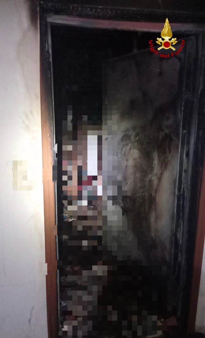 Tragedia nel Catanese, donna muore in incendio scoppiato in casa: di chi si tratta Tragedia nel Catanese, donna muore in incendio scoppiato in casa: di chi si tratta