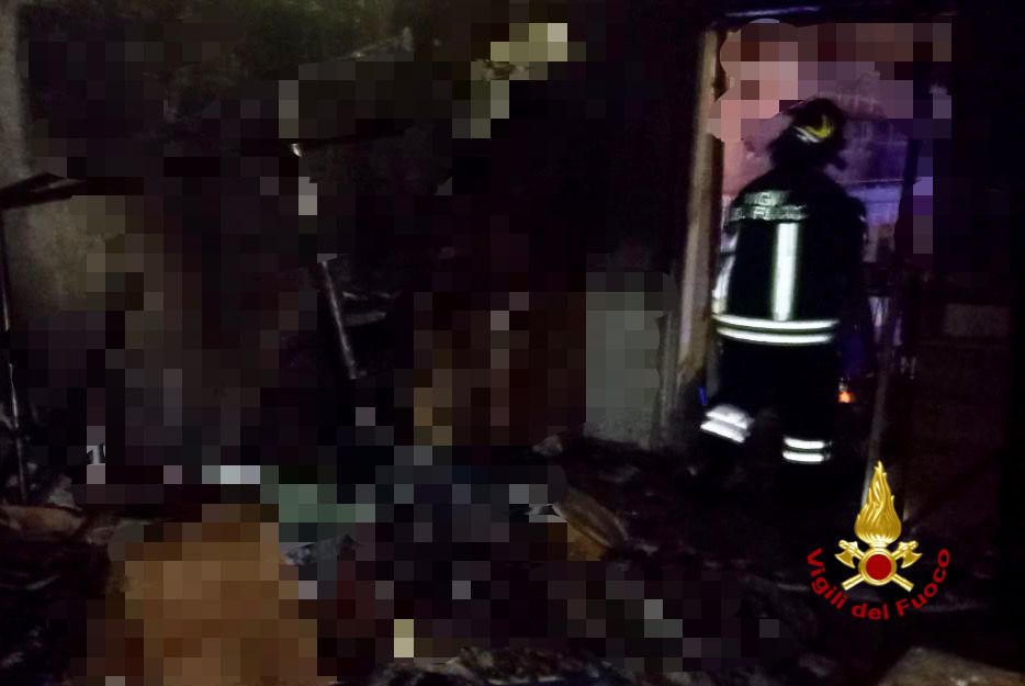 Tragedia nel Catanese, donna muore in incendio scoppiato in casa: di chi si tratta Tragedia nel Catanese, donna muore in incendio scoppiato in casa: di chi si tratta