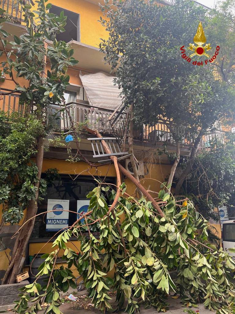 Maltempo in Sicilia, 26 interventi dei vigili del fuoco nel Catanese