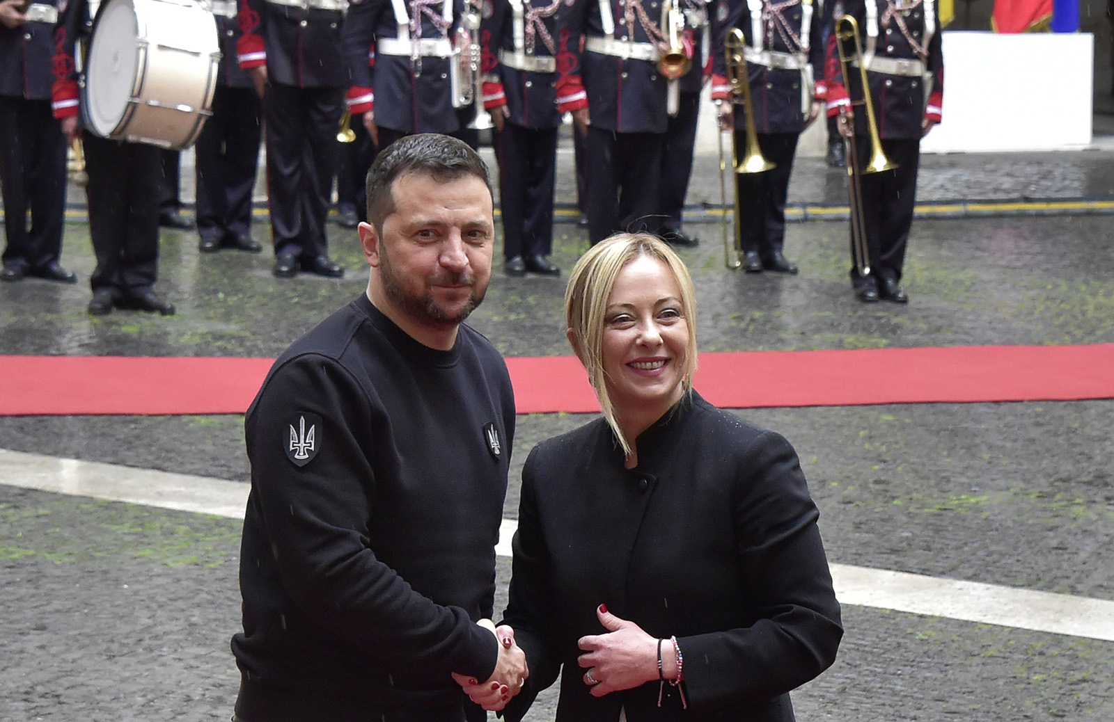 Zelensky a Canossa, la favola Ue-Nato