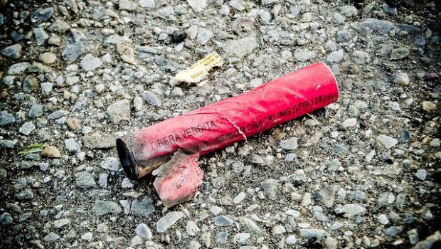 Petardo esplode mentre gioca al parco: 13enne perde la mano