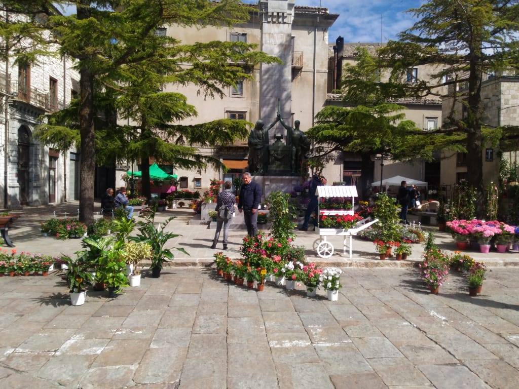 Petralia Soprana, i colori dei fiori esaltano le bellezze del Borgo più bello d’Italia