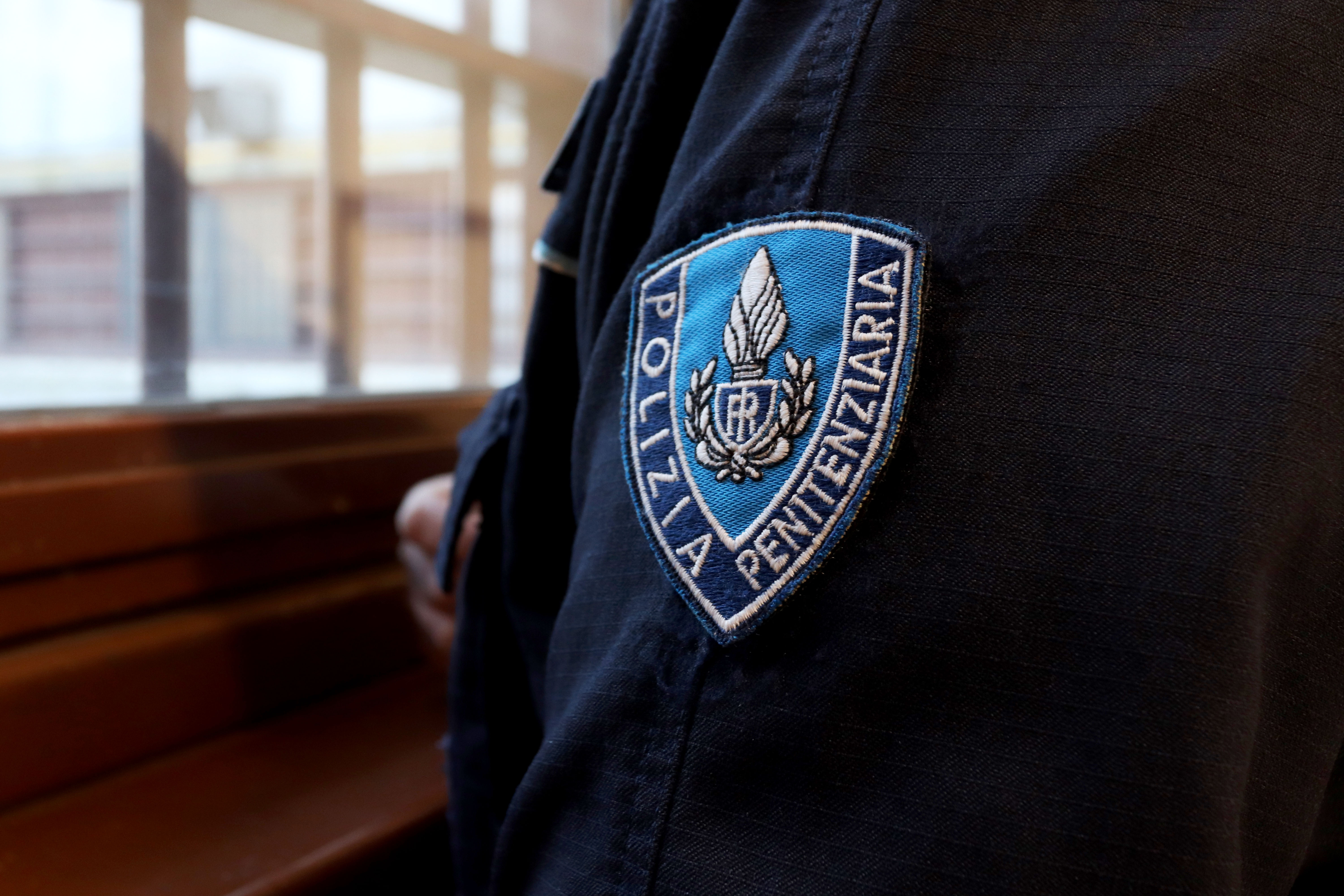 Carceri, detenuto psichiatrico si dà fuoco: lo salvano gli agenti