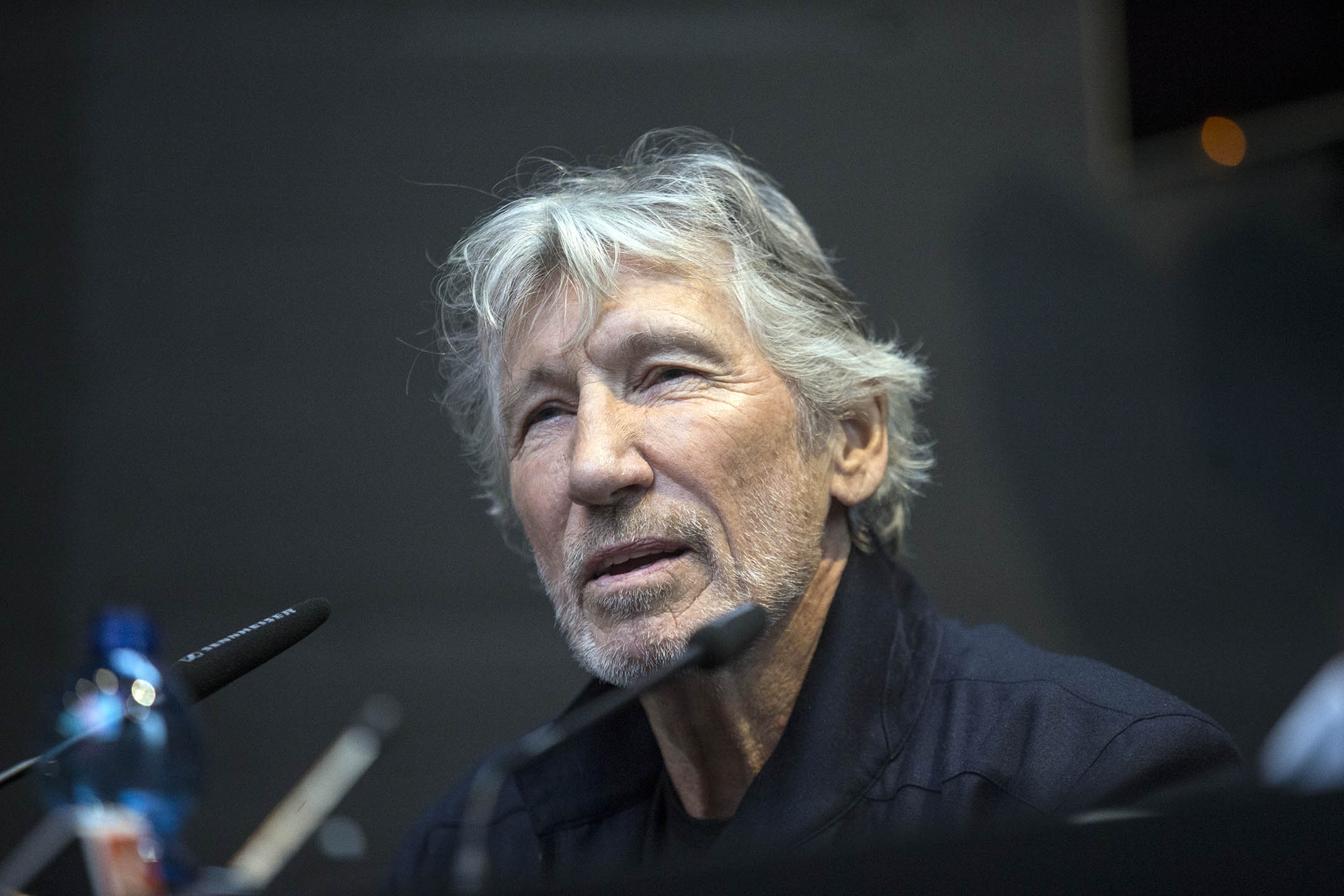 Roger Waters con abito simile a uniforme SS, indaga polizia tedesca