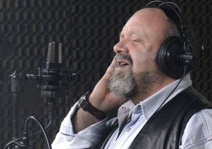 Addio a Pino Giardina, il cantante palermitano che si esibiva con Bertoli stroncato da malore