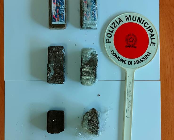 Messina, sequestrato mezzo chilo di hashish in androne palazzo