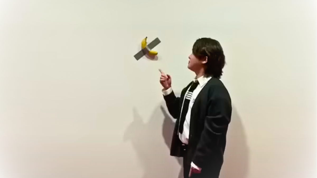 Visitatore museo Seoul mangia banana parte installazione Cattelan VIDEO