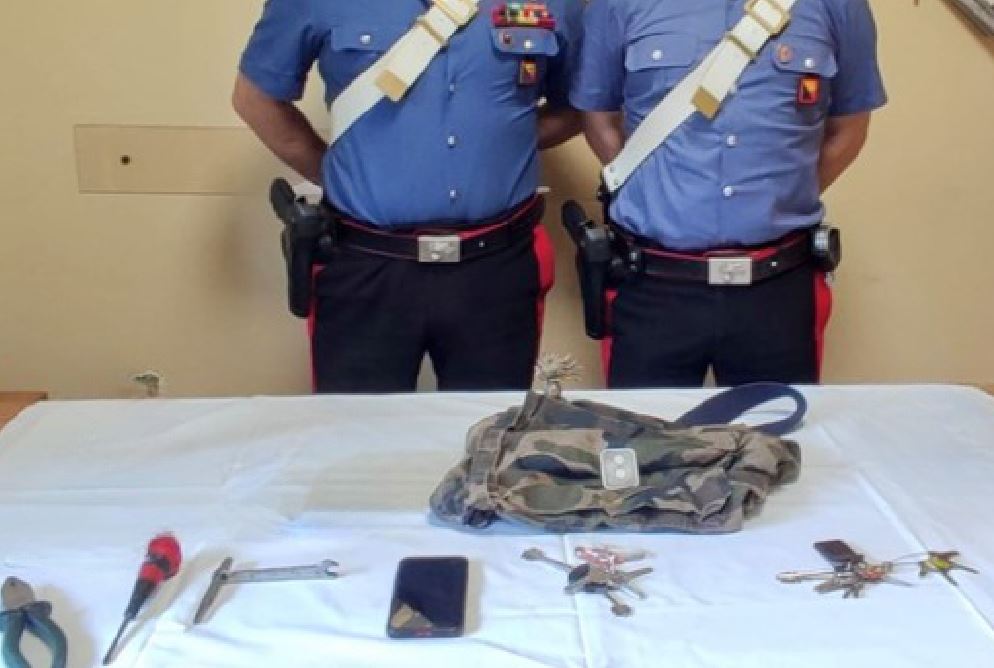 Il “jammer” usato per individuare le vittime e rubare le chiavi di casa: arrestato 47enne