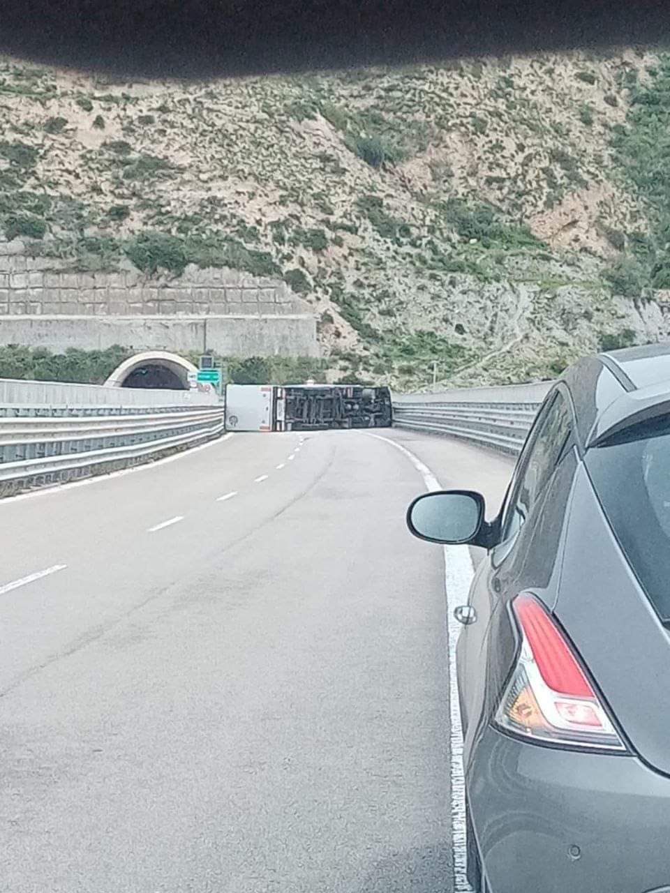 A20, tir si ribalta a causa del vento: chiuso tratto tra Cefalù e S.Stefano di Camastra