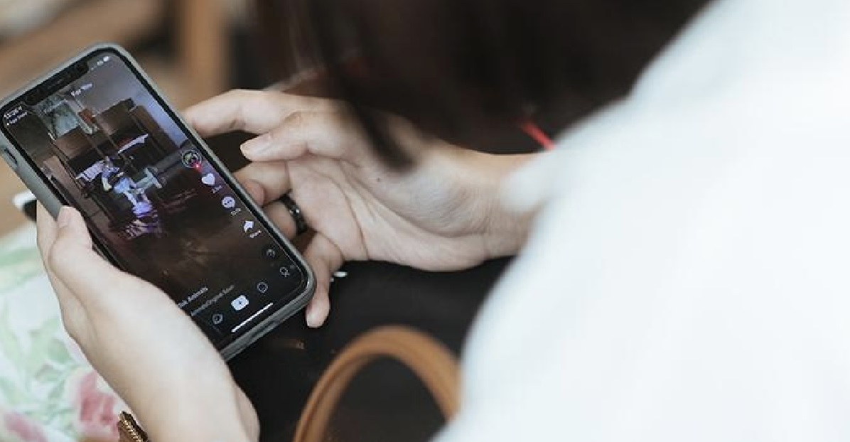 Influencer muore in diretta su TikTok: “Aveva bevuto 3 bottiglie di alcol”