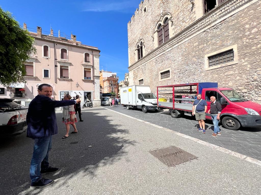 Taormina, De Luca vuole fermare il caos in corso Umberto