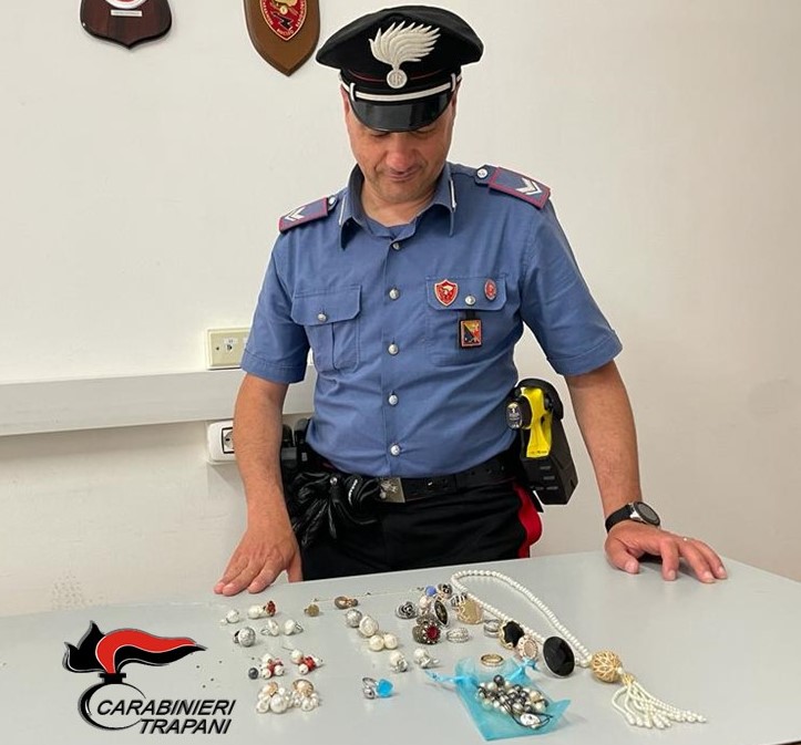 Trapani, rubati gioielli ad una donna: carabinieri ritrovano refurtiva