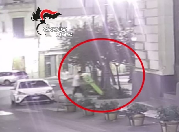 Caltagirone, danneggiato defibrillatore donato alla città: denunciato 22enne VIDEO