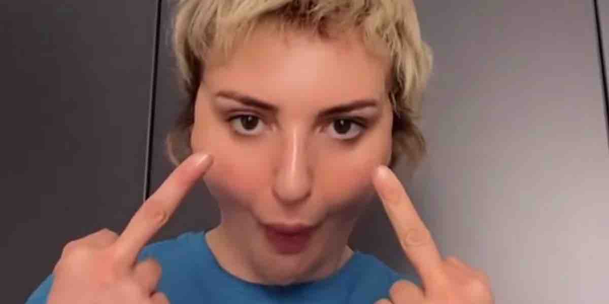 Arisa, dito medio a Paola Iezzi su Instagram: “Hai 50 anni, dovresti crescere”