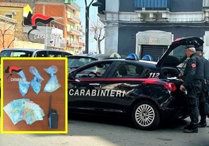 Pusher minorenne segue le “istruzioni” via radio ma non riesce a fuggire: arrestato