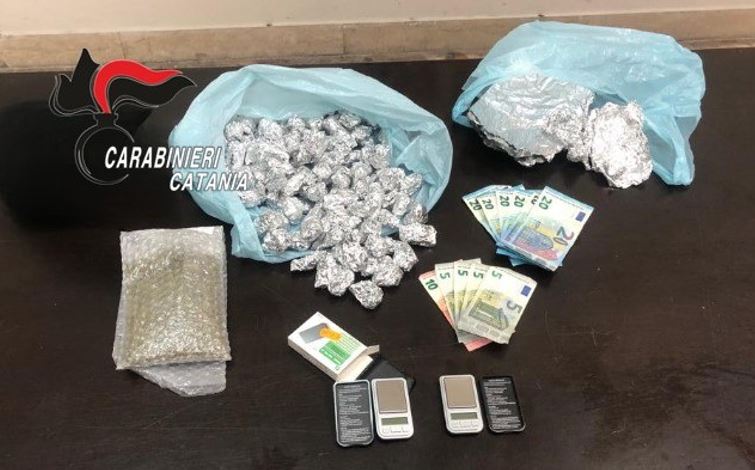 Ai domiciliari ma continuava a fare il pusher: scatta l’arresto per 29enne