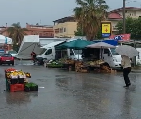 Bomba d’acqua nel Messinese, pioggia a dirotto e fulmini: il ciclone arriva in Sicilia – VIDEO