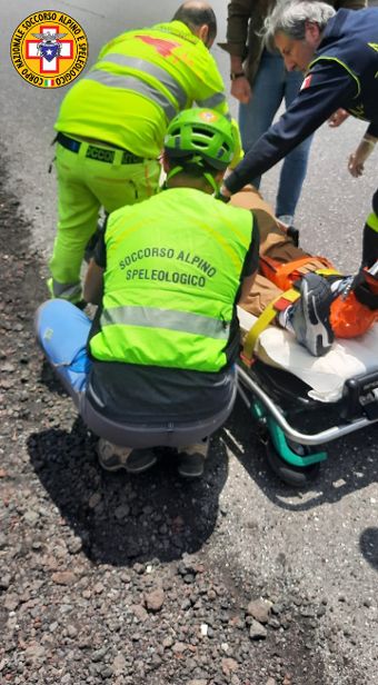 Etna, turista americana si frattura una caviglia: recuperata e portata in salvo Etna, turista americana si frattura una caviglia: recuperata e portata in salvo