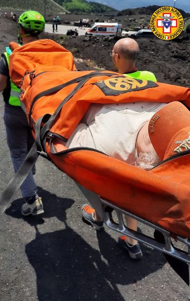 Etna, turista americana si frattura una caviglia: recuperata e portata in salvo