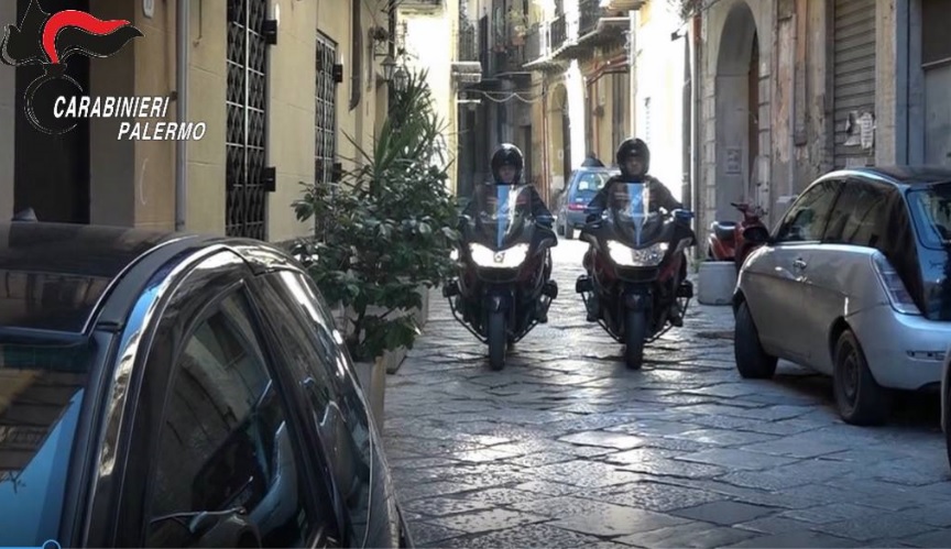 Ruba alcolici e denaro in bar, poi si nasconde sotto al bancone: arrestato 48enne a Palermo