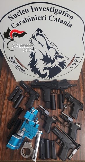 Arsenale di armi a salve a Picanello, i carabinieri fermano 47enne pregiudicato