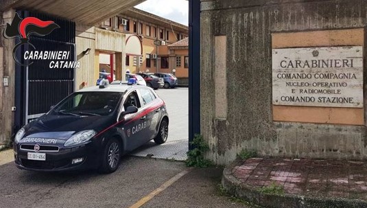 Aggredisce la nonna per soldi, poi danneggia l’auto della zia: 19enne in manette nel Catanese