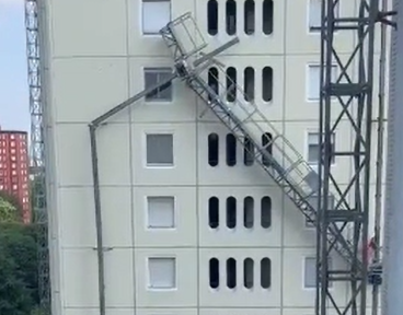 Crolla un ponteggio di un grattacielo: il video del disastro