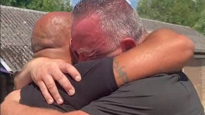 Si finge morto, organizza il funerale e poi spunta in elicottero: la lezione di un tiktoker ai suoi cari