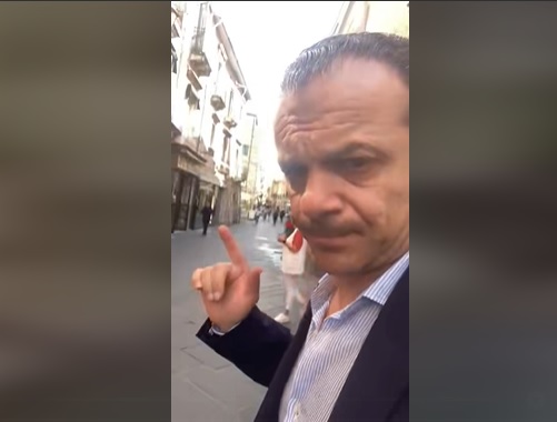 De Luca show sulla raccolta rifiuti: “E’ uno schifo, Taormina non merita questo spettacolo” VIDEO