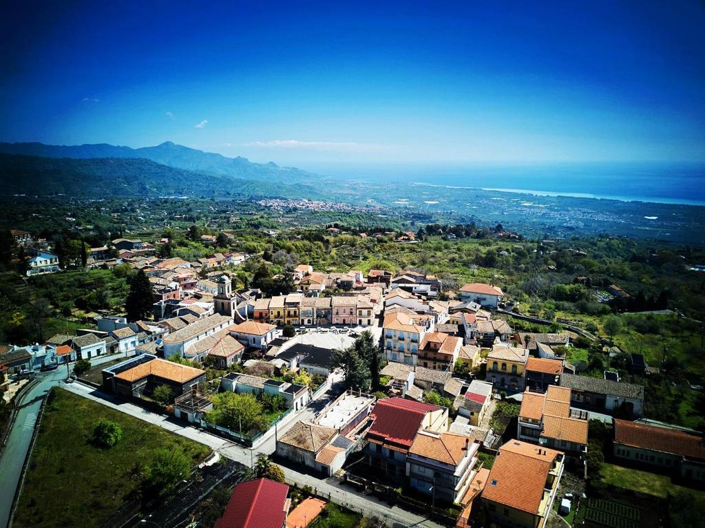 “Un libro fa presa”, domani al via la rassegna letteraria dell’estate sull’Etna