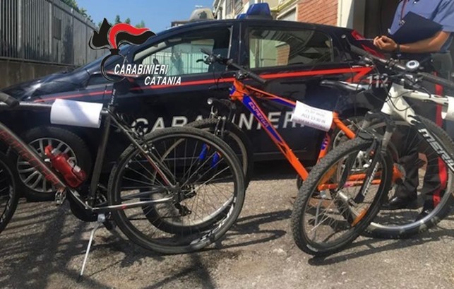 Ladri di bici in azione nel Catanese, rubati 3 mezzi: due giovanissimi denunciati