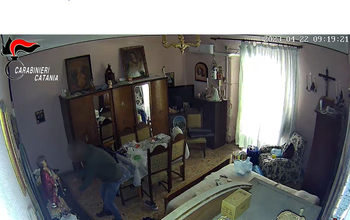 Appartamento a soqquadro a Ognina, ladro “incastrato” dalle telecamere- VIDEO