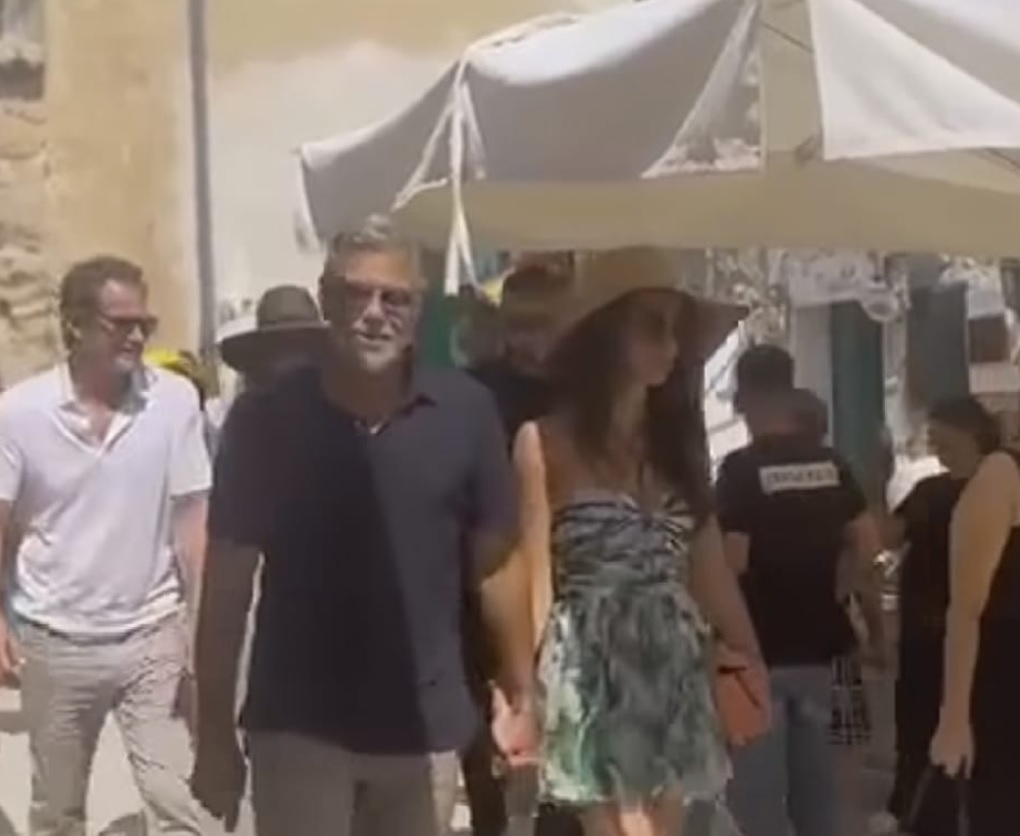 George Clooney a Marzamemi, passeggiata con la moglie tra sorrisi e foto con i fan