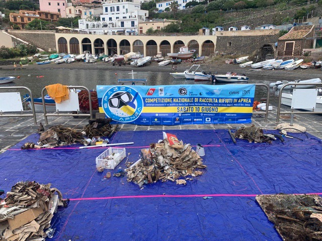 Operazione Fondali Puliti: il mare che circonda Ustica è ancora più pulito con “Spazzapnea”