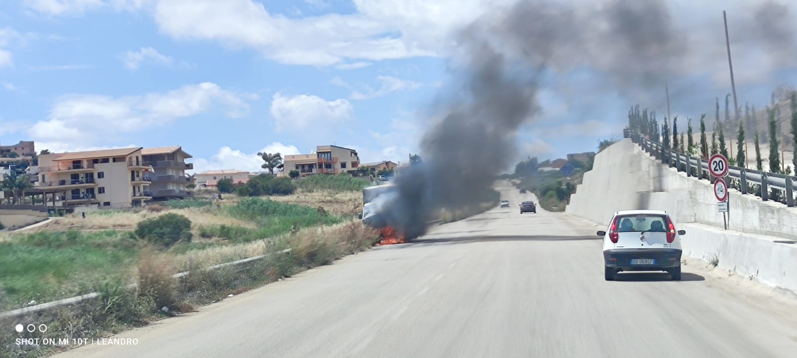 Paura in contrada Mosella, camion della frutta prende fuoco improvvisamente