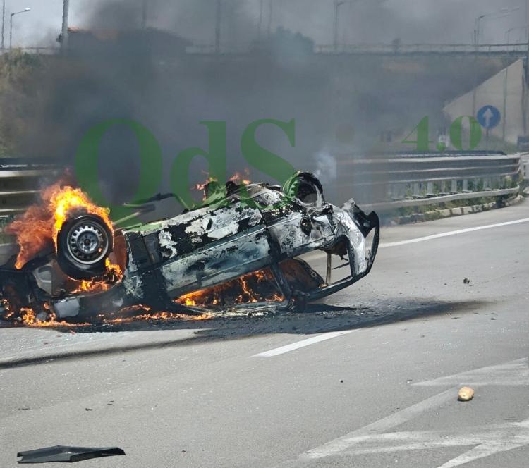Prima l’impatto e poi l’auto in fiamme: due morti carbonizzati, traffico bloccato sulla Statale 640