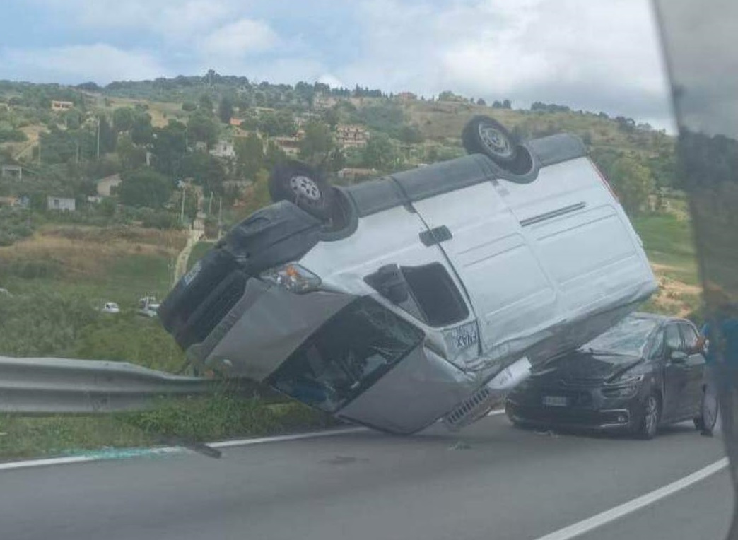 Scontro frontale sulla Statale 121, auto contro mezzo pesante: traffico bloccato Scontro frontale sulla Statale 121, auto contro mezzo pesante: traffico bloccato