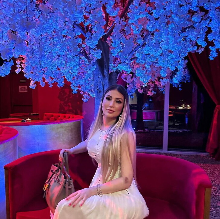 Vuole rifarsi i glutei e decide di operarsi in casa: morta influencer brasiliana