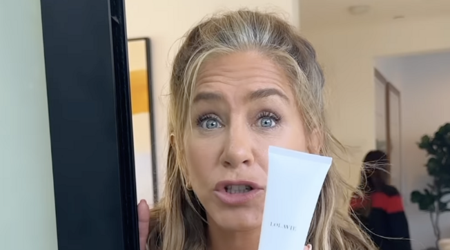 Jennifer Aniston mostra i capelli al naturale sui social: fan in delirio – VIDEO