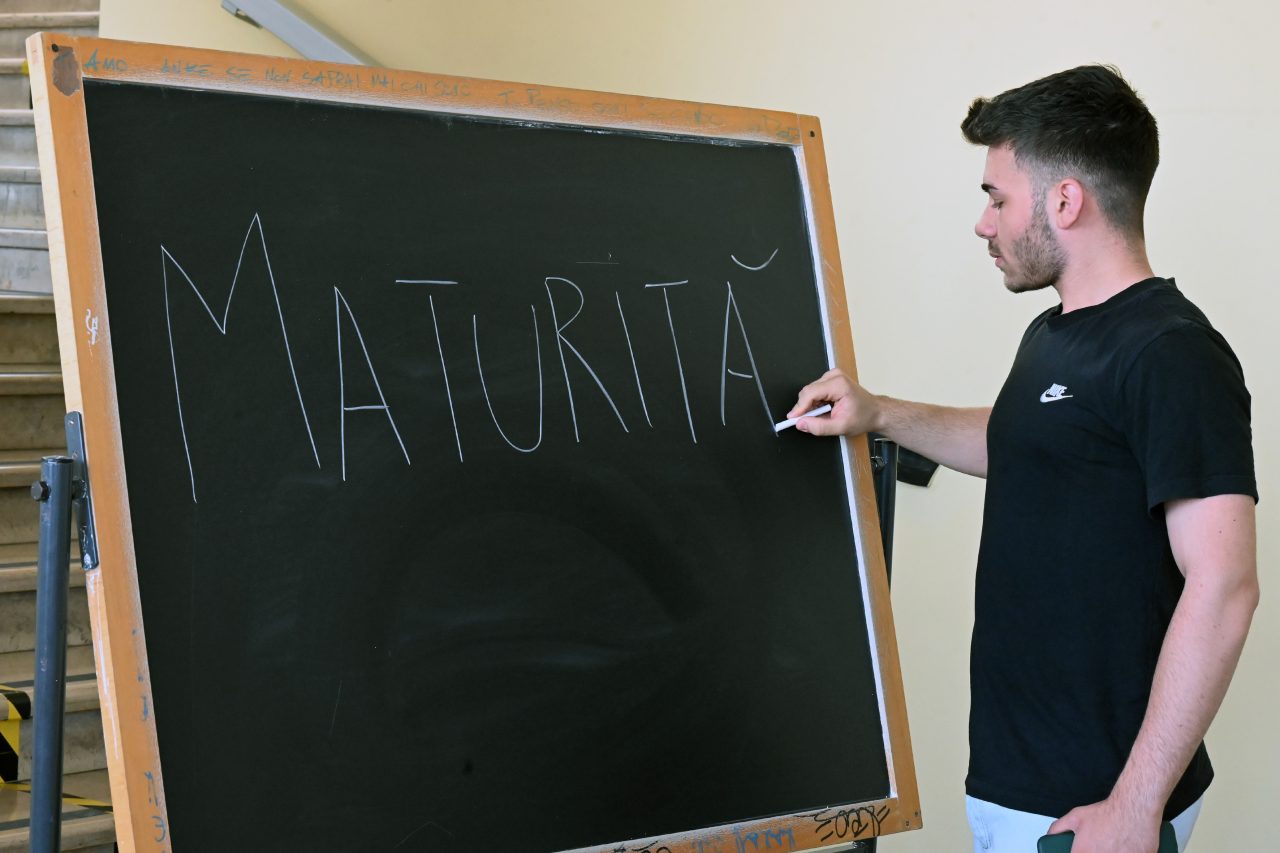 Maturità 2024, è il giorno della seconda prova: dalla versione di greco alla matematica, tutte le tracce